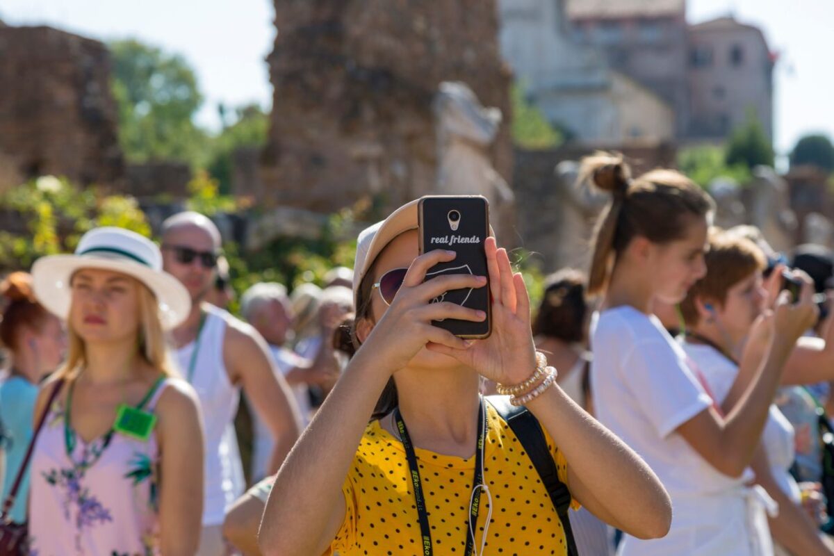 Imagine Stire Supraturismul a ajuns și în România! Două orașe tot mai populare în rândul străinilor se confruntă cu efectele neașteptate ale aglomerației | 2review.ro