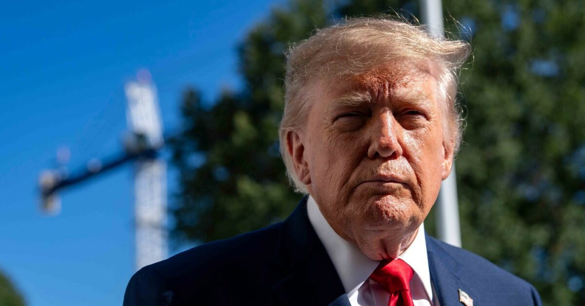 Donald Trump, gol și acoperit cu aur, într-o statuie expusă în Parlamentul European. Ce simbolizează „Ciuma portocalie”