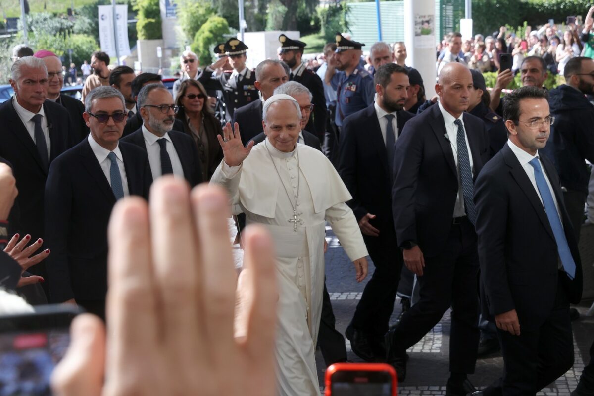 Papa Leon al XIV-lea a fost operat la plămâni. Vaticanul a anunțat cum a decurs intervenția