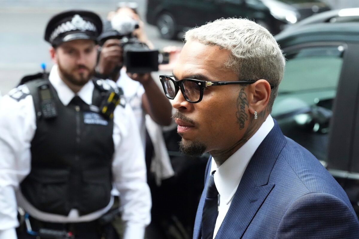 Imagine Stire Ce pedeapsă a primit Chris Brown, după ce a lovit un producător muzical într-un club din Londra | 2review.ro