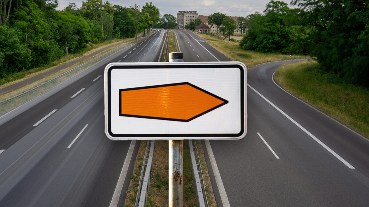 Imagine Stire Săgeata portocalie de pe autostrăzile din Germania. Ce înseamnă indicatorul pe care puțini șoferi îl cunosc | 2review.ro