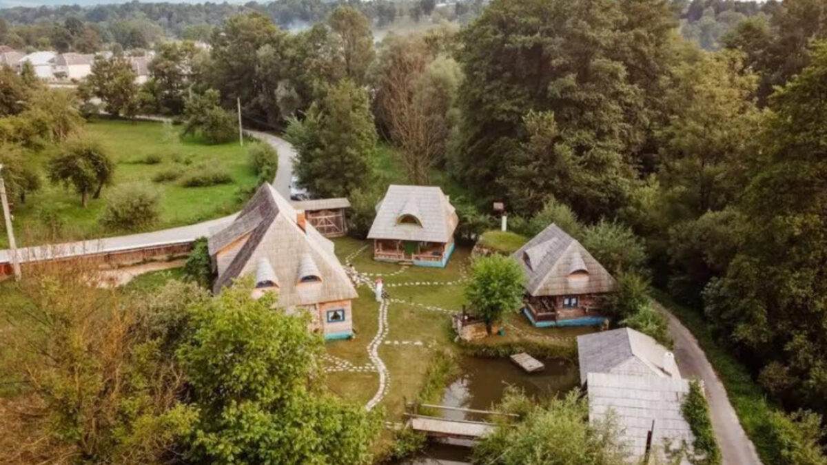 Cum arată „satul” din România scos la vânzare pentru 750.000 de euro. Ce primește cumpărătorul