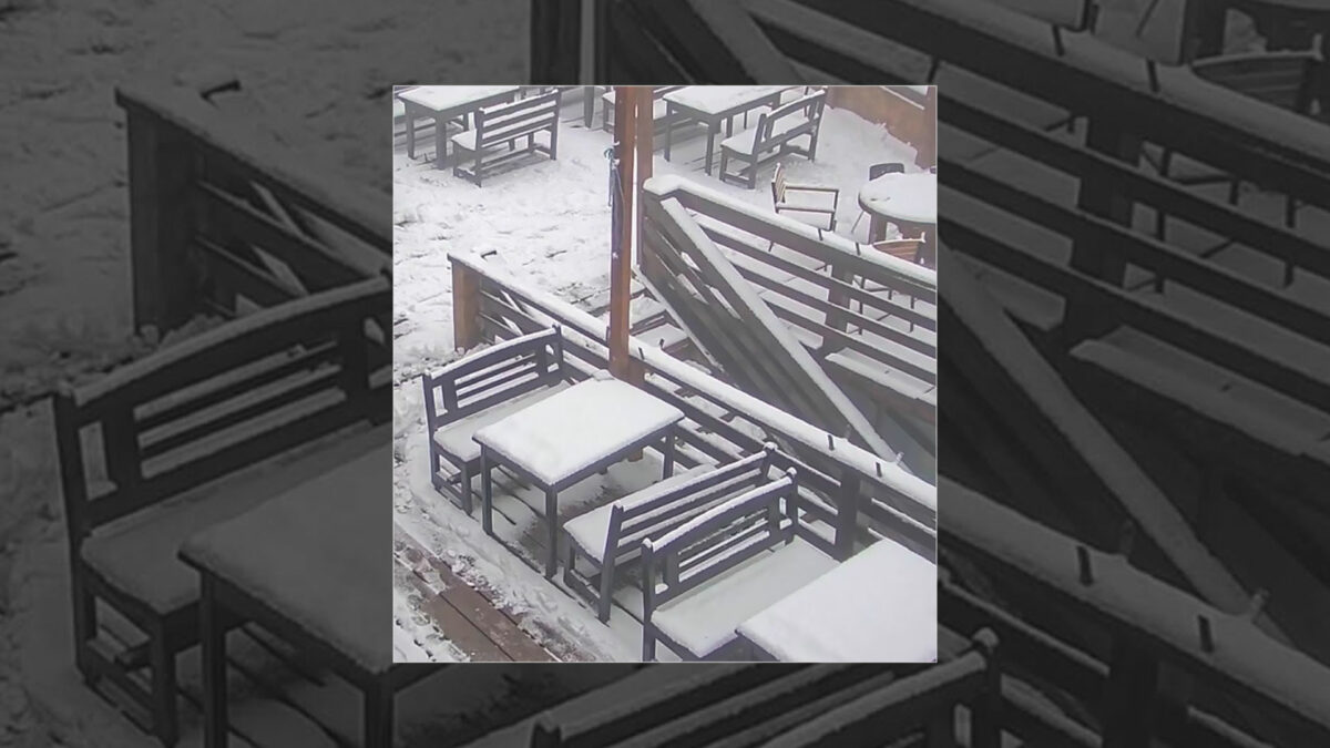 Ninge ca în mijlocul iernii în România! Orașul în care s-a depus deja strat de zăpădă